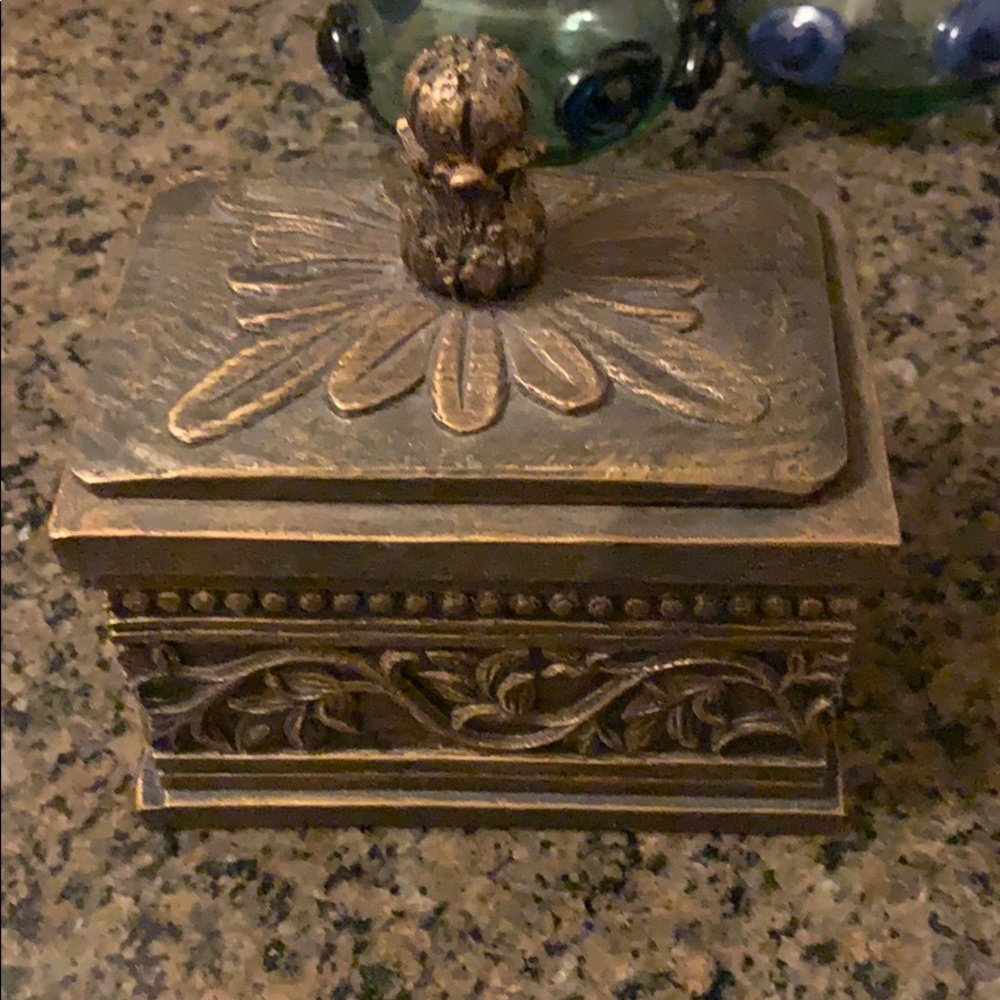 Wood trinket box